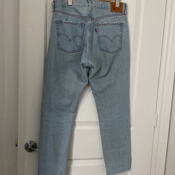 Levi’s 501 Cropped Jean - Picture 2 of 8